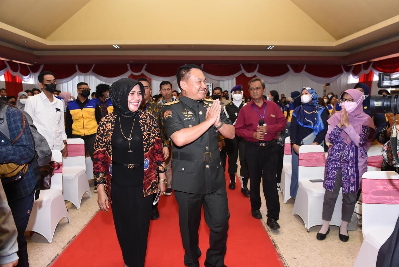 Rektor Universitas Dr. Sutomo (Unitomo) Dr. Siti Marwiyah, S.H., M.H., menerima kehadiran Kepala Staf Angkatan Darat (Kasad) Jenderal TNI Dudung Abdurachman, S.E., M.M. [Foto : Dok. Istimewa]