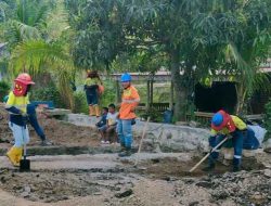 PT. PETS Bantu Perbaiki Plat Deker di Desa Karya Indah