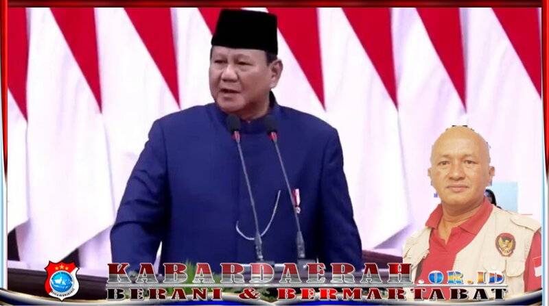 Foto ini menampilkan Prabowo yang tenang namun berwibawa, berbicara penuh khidmat di podium. Dengan suara yang tegas, ia menyampaikan komitmennya untuk memimpin Indonesia dengan adil dan bijaksana. Setiap kata yang diucapkannya mencerminkan niat tulus untuk membawa perubahan yang nyata bagi seluruh rakyat.