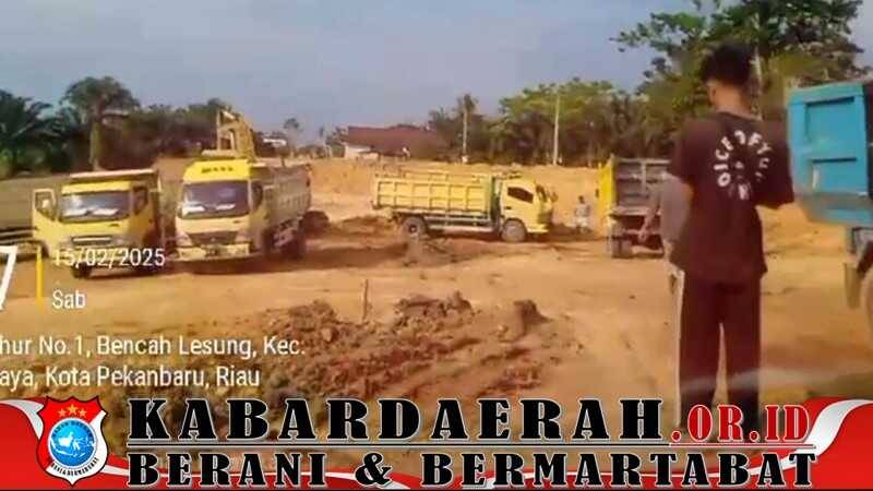 Aktivitas galian C atau pengerukan tanah diduga ilegal terus berlangsung di wilayah Budi Luhur, Kecamatan Kulim, tanpa adanya tindakan tegas dari aparat penegak hukum