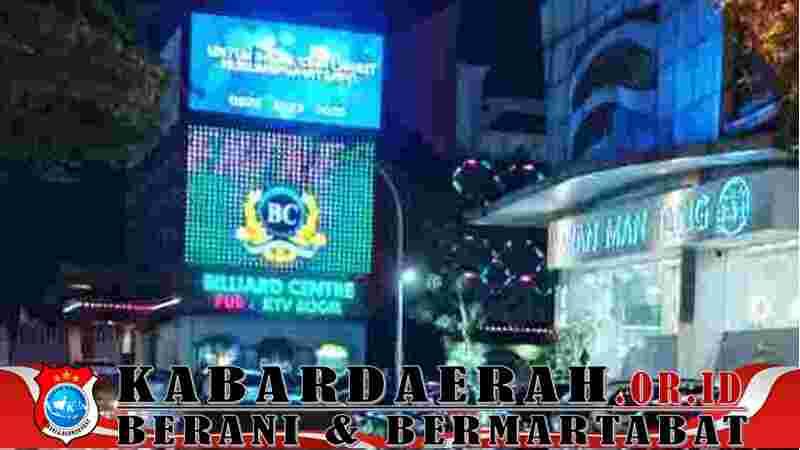 Lalu lintas kendaraan keluar masuk area hiburan ini menunjukkan tingginya aktivitas pengunjung hingga larut malam. (Dok.Foto)